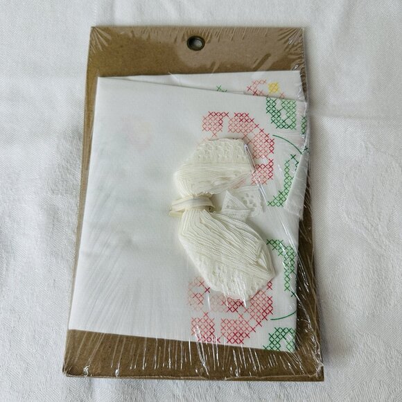 Bucilla Dresser Scarf Spec Ed 63223 Roses & Ribbons Stamped Fabric Lace Cottage - Picture 2 of 2